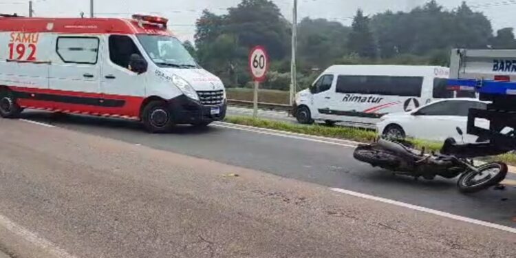 Motociclista é socorrido em estado grave após colisão na BR-476