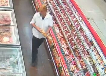 Câmera flagra homem furtando bandejas de carne em mercado, veja o vídeo