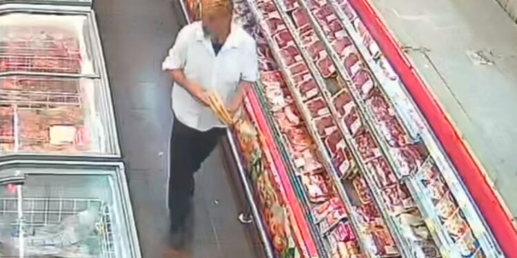 Câmera flagra homem furtando bandejas de carne em mercado, veja o vídeo
