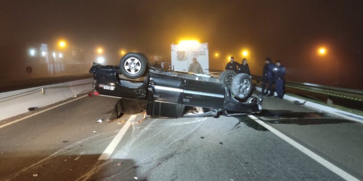 Jovem morre em capotamento de caminhonete na PR-445