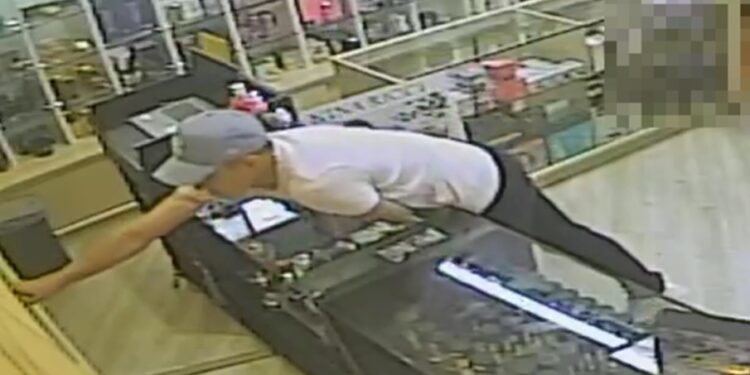 Câmera registra indivíduo furtando perfumes importados em shopping de Curitiba, veja o vídeo