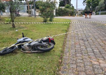 Motociclista morre em acidente após colisão com fiação exposta em Curitiba