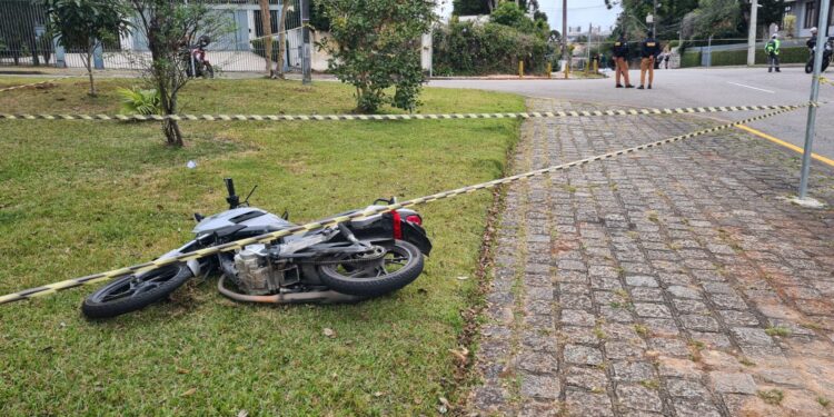 Motociclista morre em acidente após colisão com fiação exposta em Curitiba