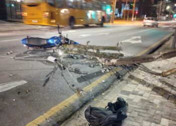 Mais um! Outro acidente foi registrado com fiação exposta e queda de poste em Curitiba