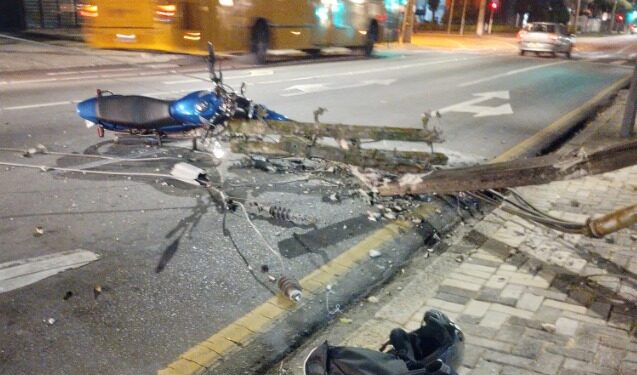 Mais um! Outro acidente foi registrado com fiação exposta e queda de poste em Curitiba