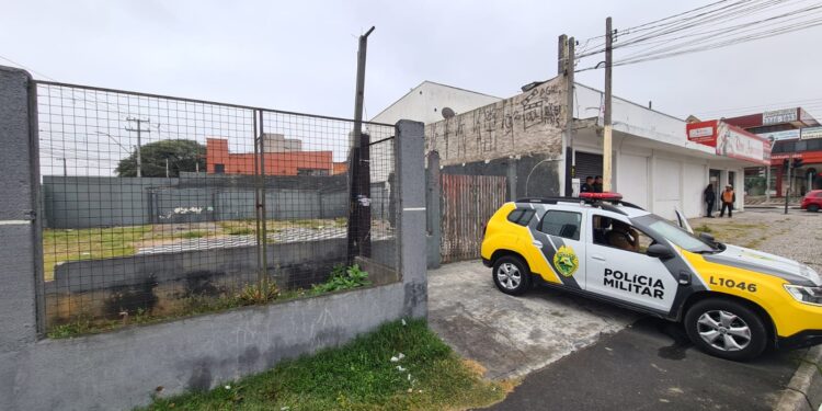 Corpo de homem é encontrado em terreno baldio no bairro Pinheirinho, em Curitiba