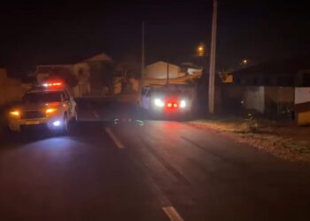 Homem que estava agredindo a mulher acaba baleado por atirador misterioso