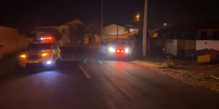 Homem que estava agredindo a mulher acaba baleado por atirador misterioso