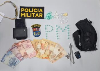Equipe policial é acionada por denúncia e realiza prisão por tráfico de drogas