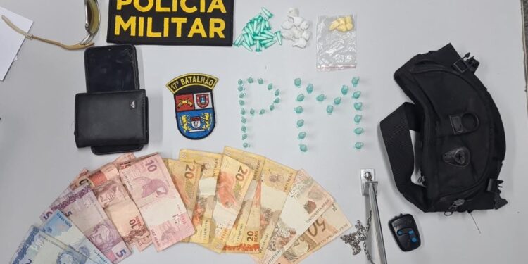 Equipe policial é acionada por denúncia e realiza prisão por tráfico de drogas