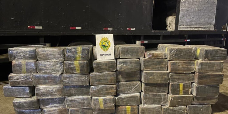 Polícia Militar apreende caminhão com uma tonelada de maconha em Medianeira