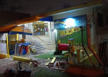 Motorista foge após causar danos de R$ 10 mil em escola durante a madrugada, veja o vídeo
