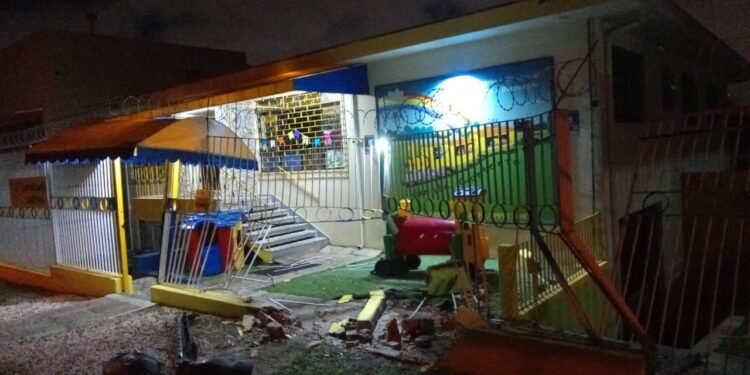 Motorista foge após causar danos de R$ 10 mil em escola durante a madrugada, veja o vídeo