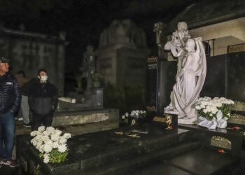 Cemitério Municipal de Curitiba vai receber as primeiras visitas noturnas do ano. Saiba como participar