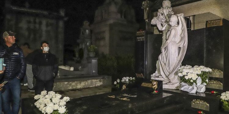 Cemitério Municipal de Curitiba vai receber as primeiras visitas noturnas do ano. Saiba como participar