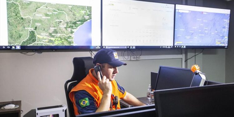 Telefones da Guarda Municipal e Defesa Civil de Curitiba estão indisponíveis temporariamente