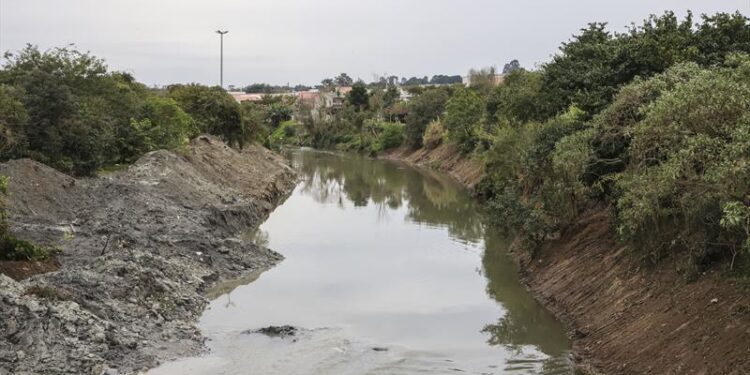 Prefeitura de Curitiba inicia terceira etapa de desassoreamento do Rio Barigui