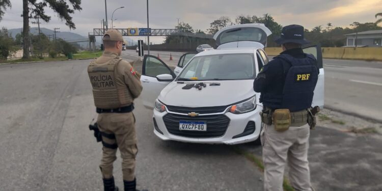 Após levarem armas de agência bancária na região metropolitana de Curitiba, criminosos são presos em Santa Catarina