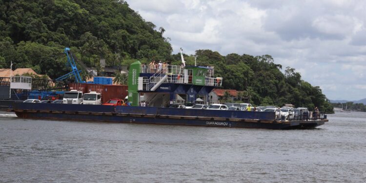 Sem ventania, ferry boat de Guaratuba volta a funcionar normalmente