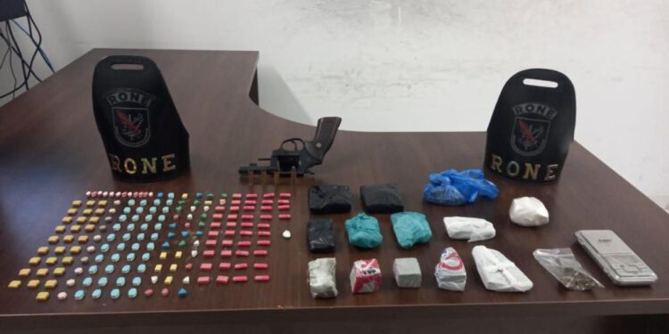 RONE prende criminoso embriagado após colisão, disparos e apreende armas e drogas em Pinhais