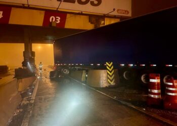 Carreta colide em praça de pedágio desativada na região metropolitana de Curitiba