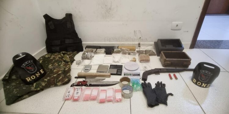 Criminoso perigoso com passagens por homicídio, roubo, furto e tráfico é preso pela RONE e se gaba com salário que ganha
