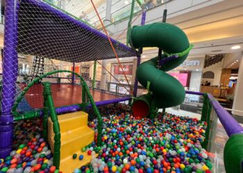 Cama elástica de dois andares é atração de férias do Shopping Curitiba