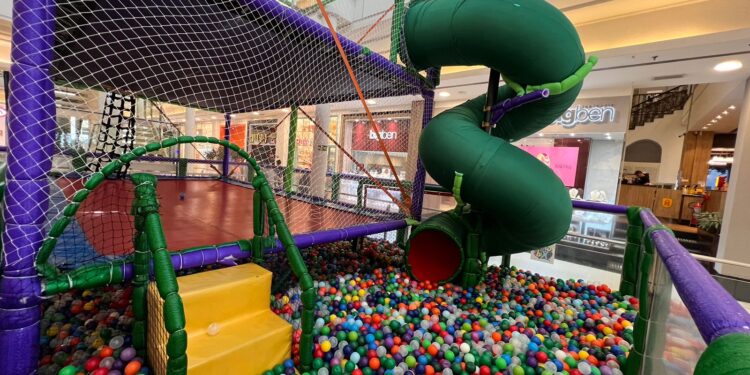 Cama elástica de dois andares é atração de férias do Shopping Curitiba