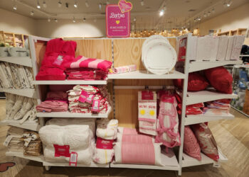 Barbiecore: filme da Barbie impulsiona tendência rosa nas vitrines