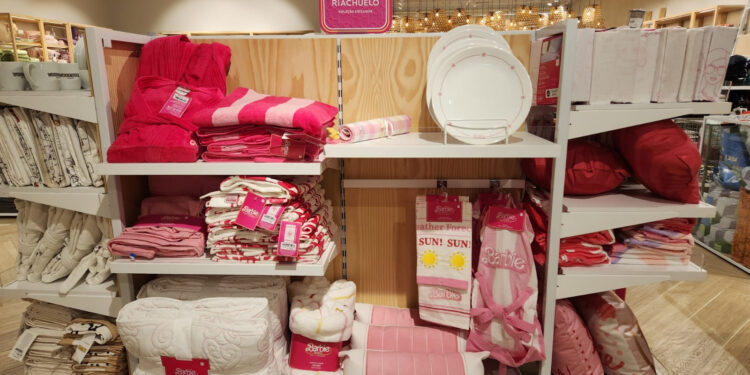 Barbiecore: filme da Barbie impulsiona tendência rosa nas vitrines