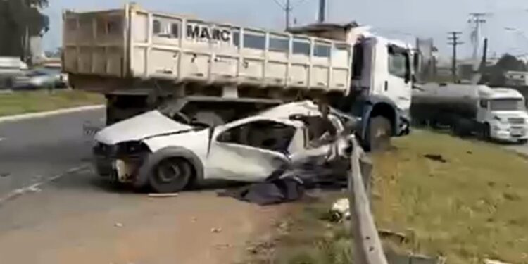 Casal morre em colisão com caminhão na Rodovia do Xisto