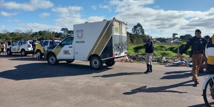 Corpo de homem seminu é encontrado em entulhos na região metropolitana de Curitiba