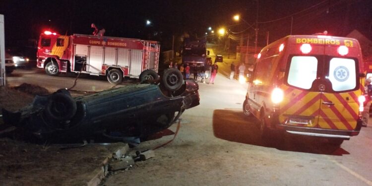 Motorista embriagado atropela quatro na calçada e deixa homem e criança gravemente feridos