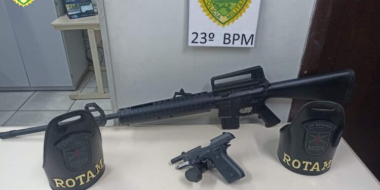Ação policial resulta na apreensão de pistola, munições e arma de pressão modificada em Curitiba