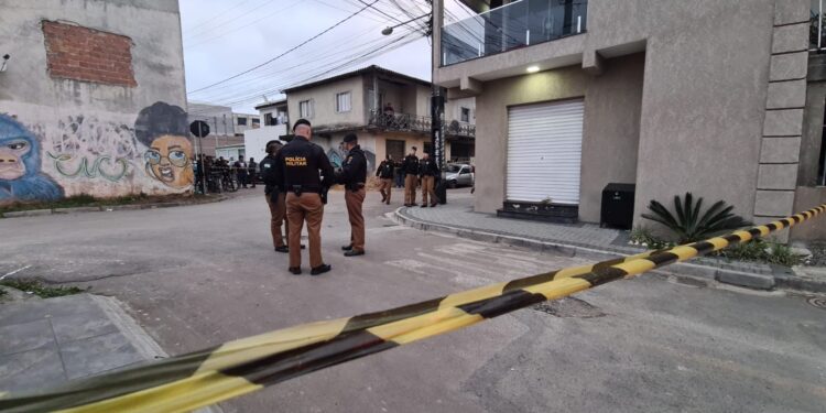 Jovem é assassinado a tiros quando trabalhava em barbearia na CIC