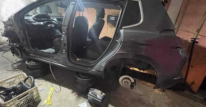 Forças de segurança estouram desmanche de carros em Pinhais