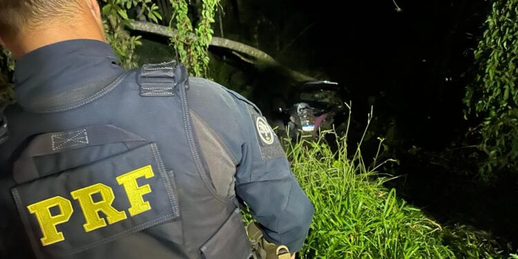 Família em carro sofre grave acidente na BR-277; condutor não resistiu aos ferimentos