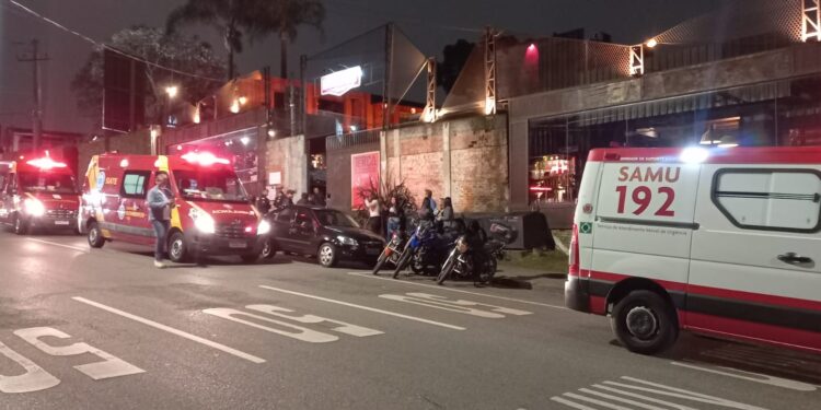 Homem esfaqueia cinco pessoas em bar lotado no bairro Campina do Siqueira