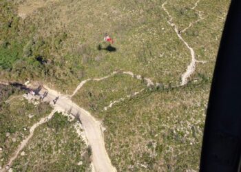 Homem é resgatado de helicóptero após acidente de parapente em Campo Largo