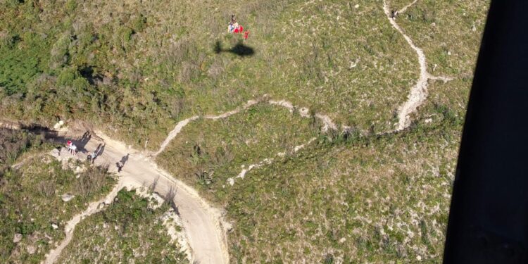 Homem é resgatado de helicóptero após acidente de parapente em Campo Largo
