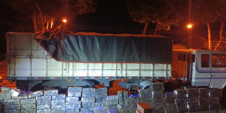 PM apreende quase 1200 quilos de maconha em carreta no Paraná