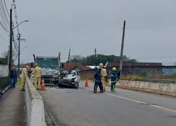 Motorista de carro morre em colisão com caminhão em Santa Felicidade