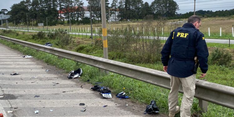 Jovem em moto esportiva morre em colisão traseira na BR-277; moto partiu ao meio