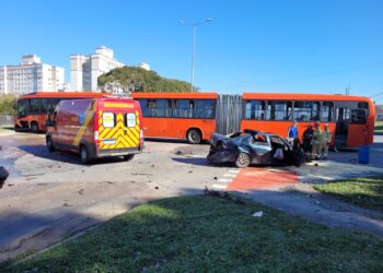 Motorista de carro fica gravemente ferido em colisão com biarticulado na Linha Verde