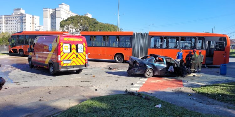 Motorista de carro fica gravemente ferido em colisão com biarticulado na Linha Verde