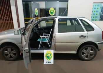 Motorista bêbado é flagrado dirigindo carro com cadeira de praia no Paraná