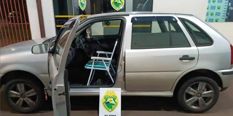 Motorista bêbado é flagrado dirigindo carro com cadeira de praia no Paraná
