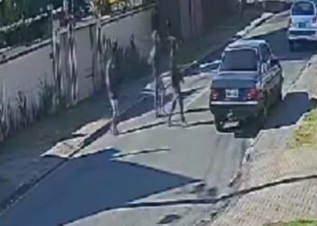 Trio é flagrado furtando Monza no bairro Bom Retiro