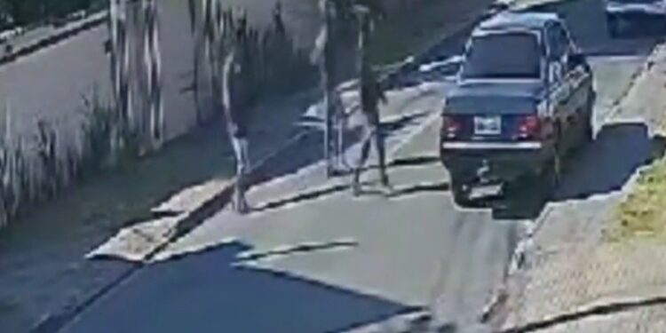 Trio é flagrado furtando Monza no bairro Bom Retiro