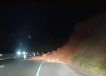 Deslizamento de terra interdita parcialmente trecho da BR-376